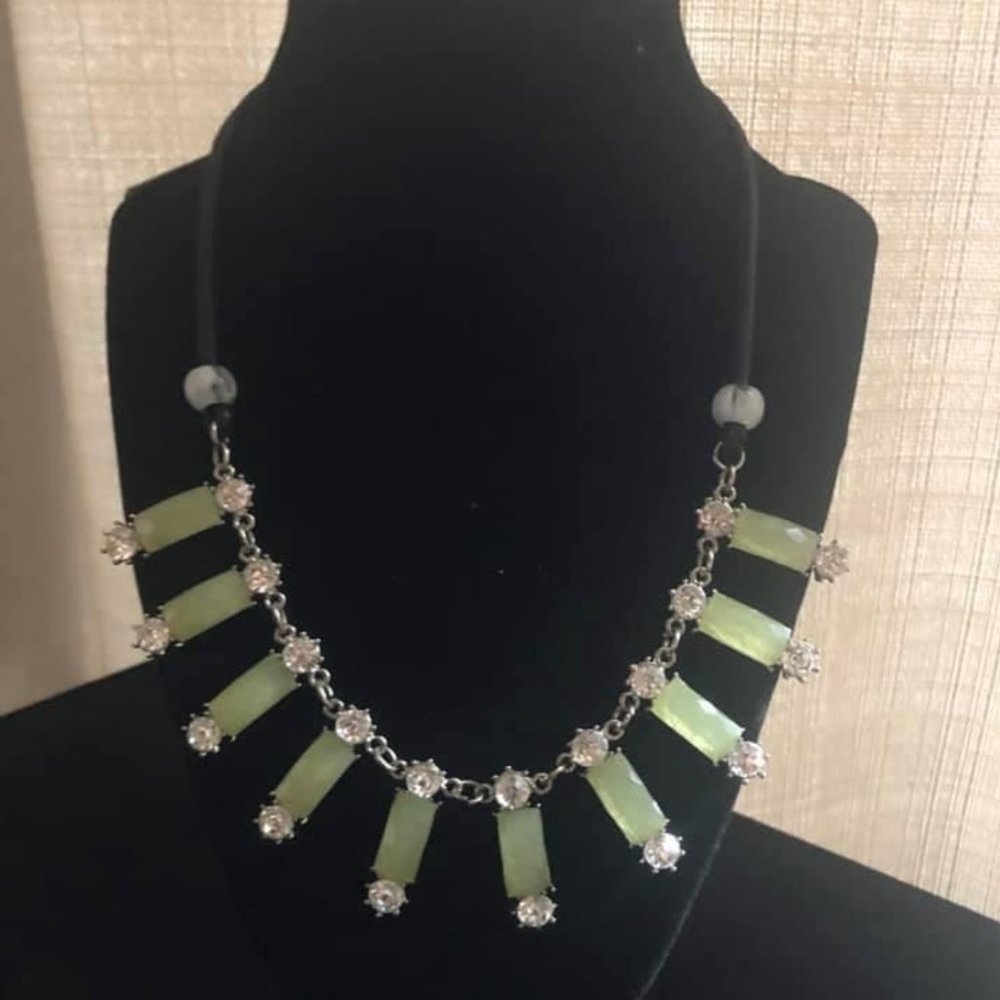 Xiloo Green Stones Necklace With Black Cord